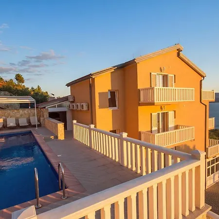 Willa Ana With Private 50m2 Pool, 7 Bedrooms, 7 Bathrooms, 18 Persons Max