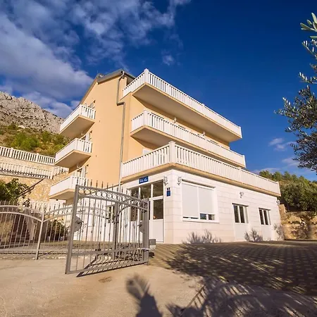 Ana With Private 50m2 Pool, 7 Bedrooms, 7 Bathrooms, 18 Persons Max * Stanici